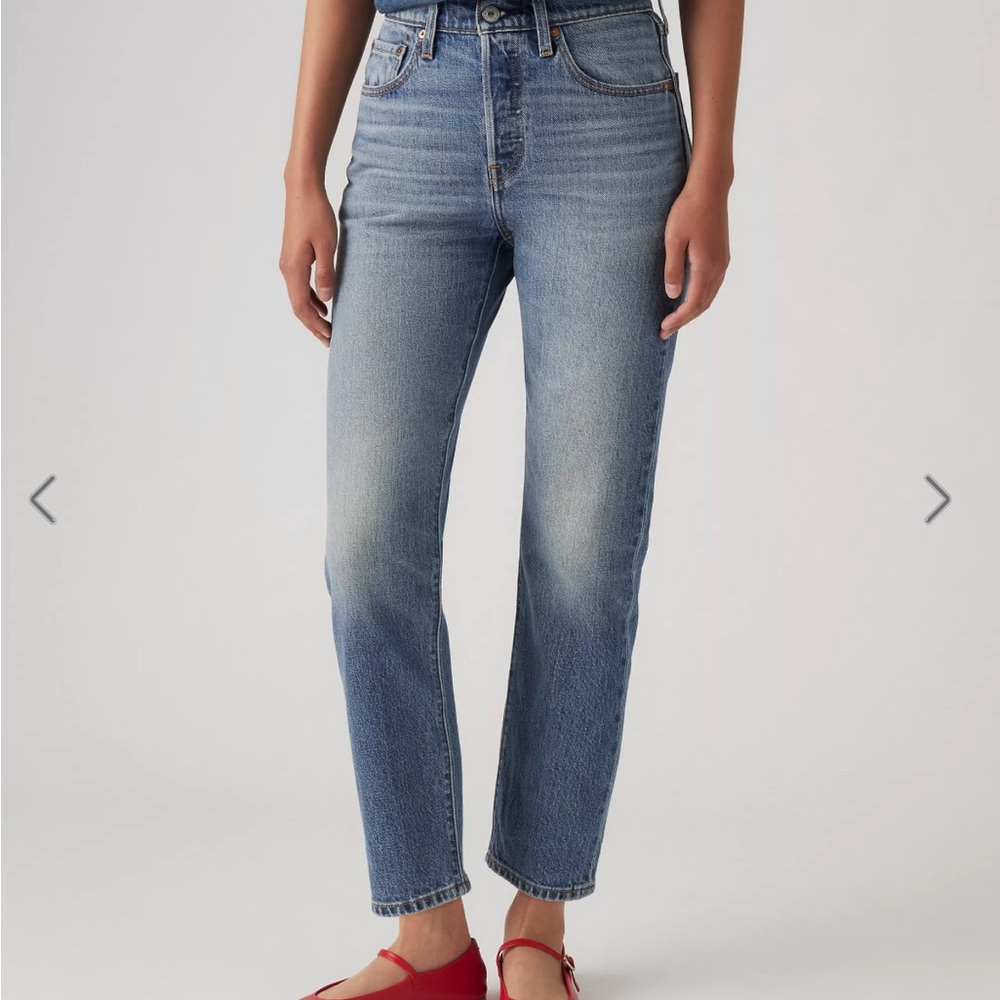 501® Original Cropped Women's Jeans
Color: Stand Off Size: 26x28